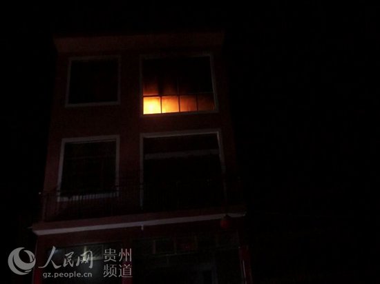 工人宿舍起火 黔西南消防官兵紧急扑救--贵州频