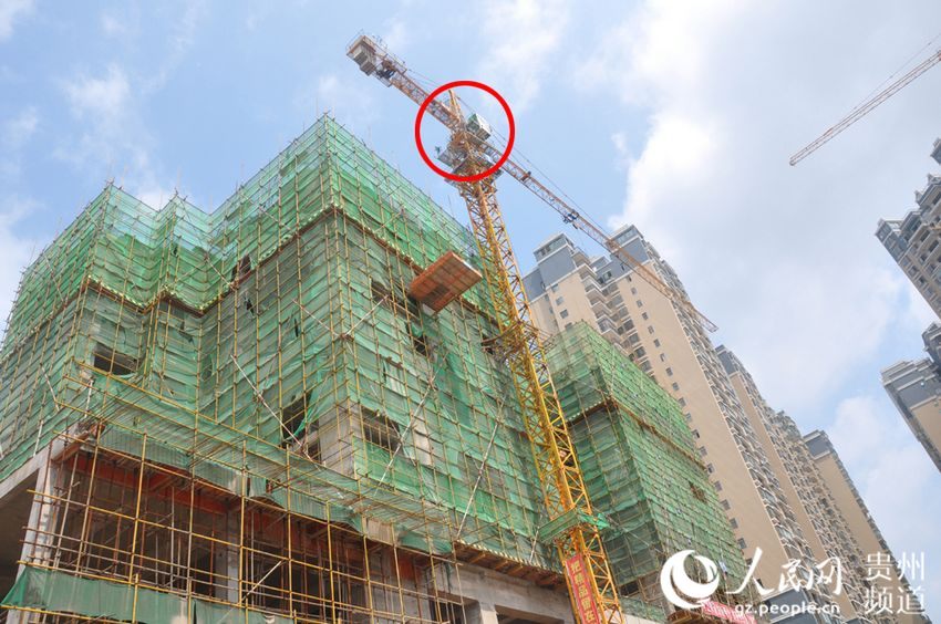 男子爬塔吊轻生 暴雨突来救命