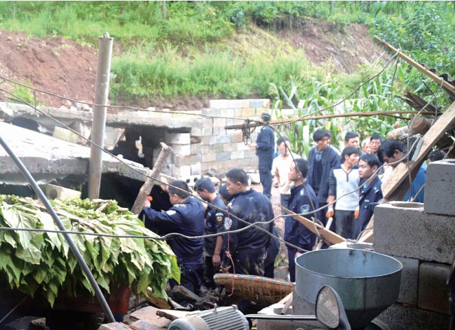 毕节:赫章可乐乡山体滑坡1人被埋 警民上演生