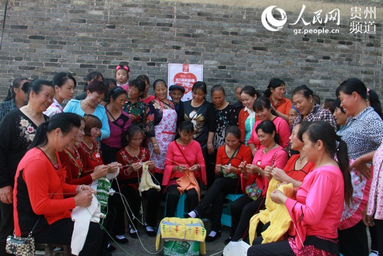 施秉:爱心妈妈<em>织毛衣</em>温暖新疆<em>儿童</em>--贵州频道