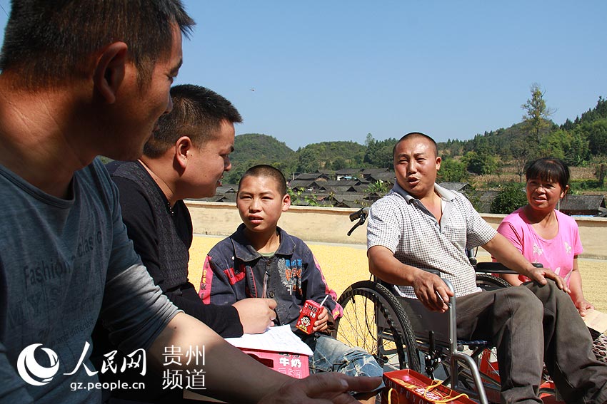 贵州施秉:妇联干部送轮椅 真情慰问残疾贫困户