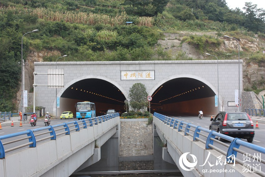 建成通車的貴陽北京西路中壩隧道及跨貴遵高速大橋