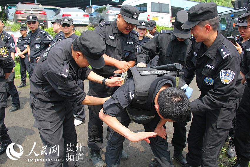 五四青年节 贵阳特警10公里武装越野展风采