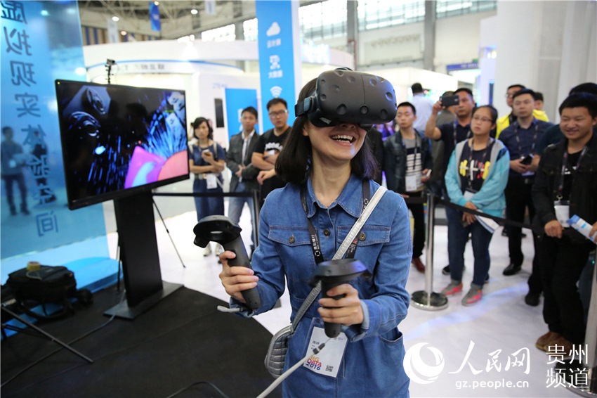 2016数博会:VR虚拟现实体验现场人气爆棚