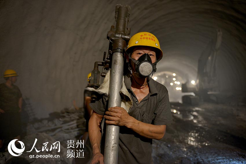 渝黔铁路第一长隧天坪隧道将于7月16日全隧贯