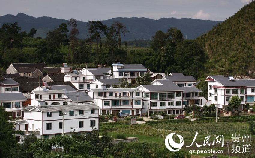 东,北与龙里县接壤,南与贵阳机场相连,西与情人谷,阿栗杨梅园风景区