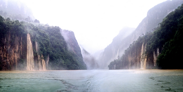 六广河峡谷风光