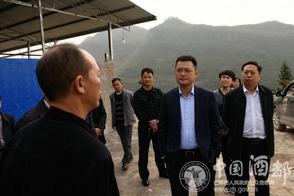 梁铮专题调研岗家村脱贫攻坚工作