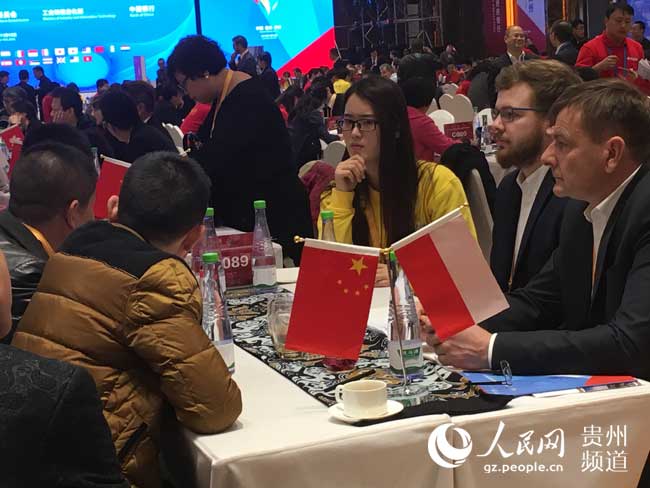 中外企业一对一洽谈。曾乙摄