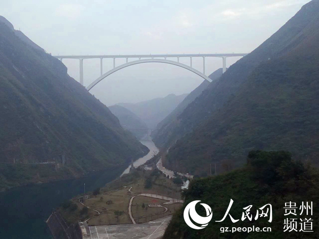 图为世界第一跨的沪昆高铁北盘江特大桥（远景）。王钦摄