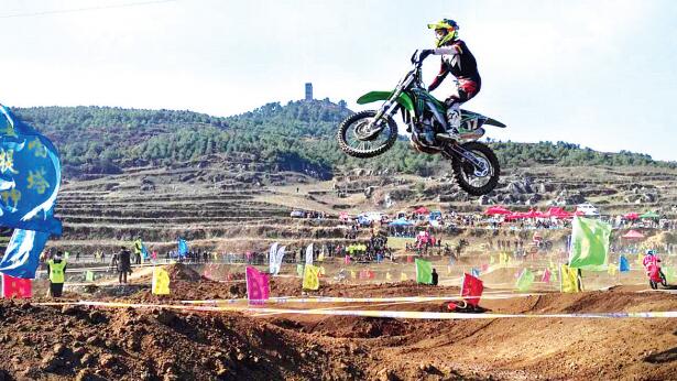 两万人到威宁看摩托车挑战赛(图)