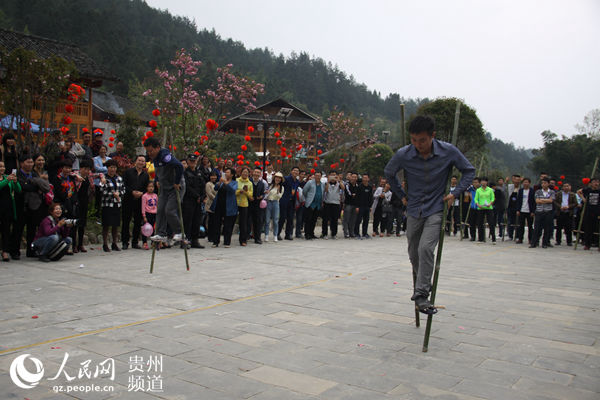 爱情会趣味踩高跷。王治洪 摄