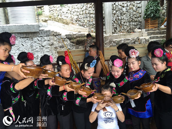 五一小长假即将到来,百花齐放映艳阳,怎能辜负这美好时光!五一去哪? 4月24日,笔者从雷山县旅发委了解到,中国十大最好玩的地方雷山五一期间18项民族活动等你来醉。 醉在世外郎德,品十二道拦门酒,看神秘招龙,自己动手打糍粑。撩衣挽袖下田抓鱼,看英雄无数,鱼落谁家?美人靠上靠美人,清江水中荡清江。