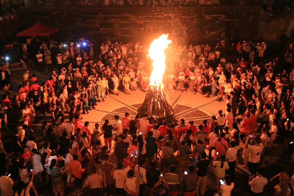 桐梓：红苗风情“点燃”马鬃全域旅游