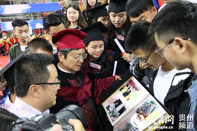 贵州大学举行2017届学生毕业典礼暨学位授予仪式