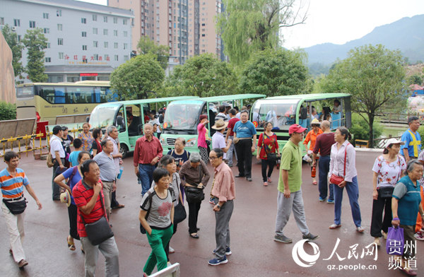 乘坐“仙源至土城景区”夏季旅游专线到达的重庆游客。