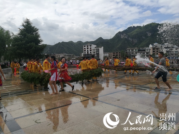 泼水 张春雷<br />摄