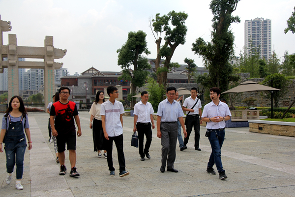 清华学子到修文县调研 8月2日,市政研室携清华大学调研组到修文县实地