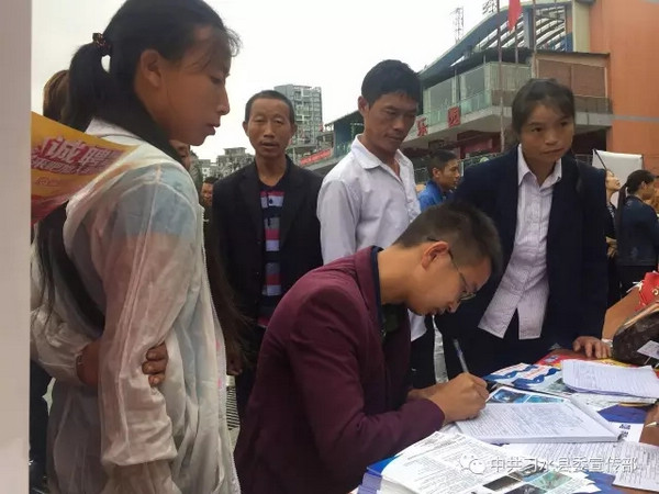 习水举行脱贫攻坚秋季攻势现场求职招聘会