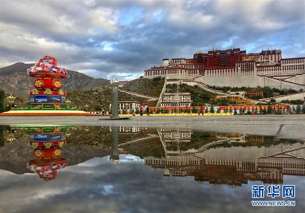 西藏:布达拉宫广场花团锦簇迎国庆