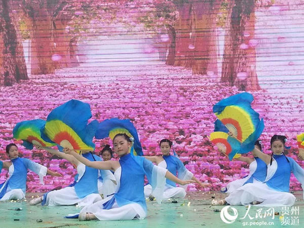 人民网修文10月25日讯 10月25日,修文县委宣传部向社会公布,修文农业嘉年华地名征集评审活动结束,6个名称获奖。 今年9月上旬以来,修文县通过新闻媒体面向社会征集农业嘉年华地名,社会影响广泛。共有省内外49件作品入围评审,其中,心净桃源获一等奖,桃源故事心安里获二等奖,梦里桃源田梦心乡五心恬园获三等奖。心净桃源作为修文桃源八寨农业嘉年华核心区地名,取意于阳明心学和桃源河流域。 修文是明代思想家王阳明先生龙场悟道,创立伟大阳明心学的地方,有着静悟人生的王学圣地放空心