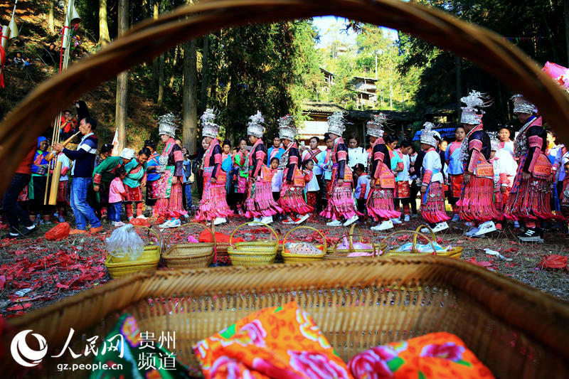 11月8日，高同村苗族同胞載歌載舞歡度禾粑節。