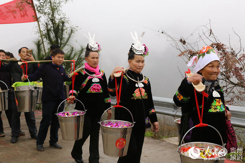 12月2日,雷山县苗族新年的大年初七,该县郎德镇排夫村五十四名姑妈身