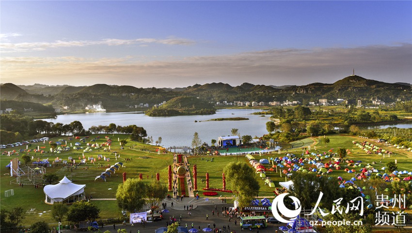 贞丰县双乳峰三岔河生态体育公园。