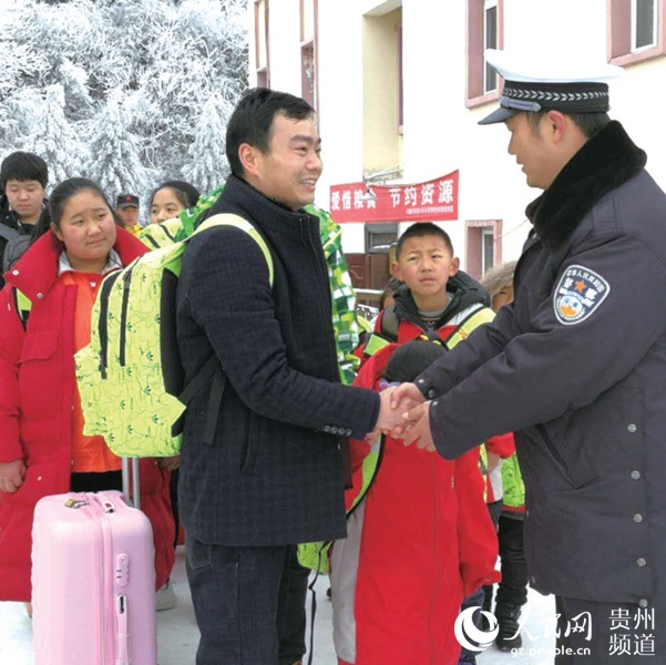 水城交警护送72名被困师生平安回家