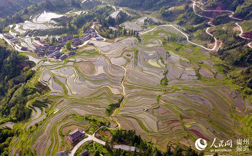 2018年4月17日,无人机拍摄的贵州省从江县翠里瑶族壮族乡南丰梯田.