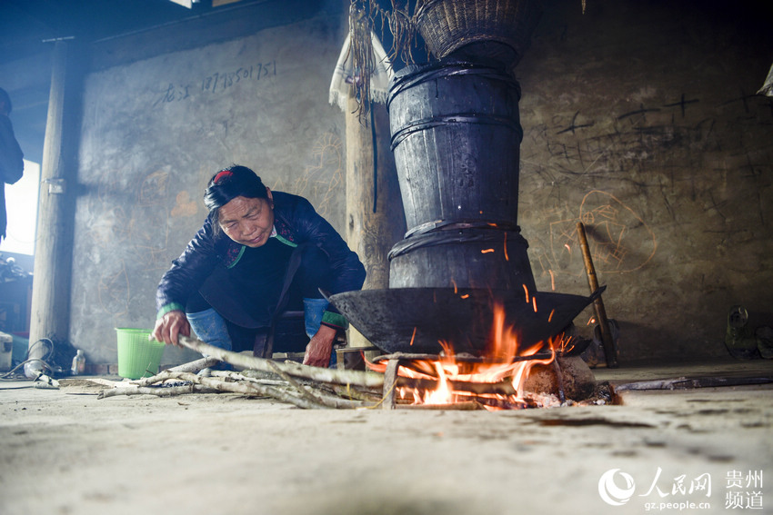 2018年4月27日，在貴州省從江縣丙妹鎮大塘村，苗家婦女在制作花米飯。（吳德軍 攝）