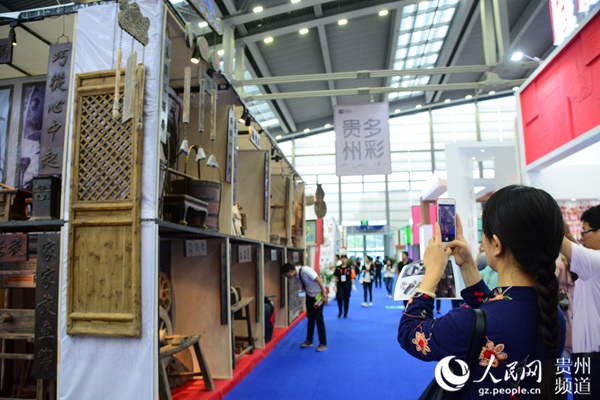 ç½ç¸ï¼åæ°å°æ¹æåäº§ä¸å¤åååå±