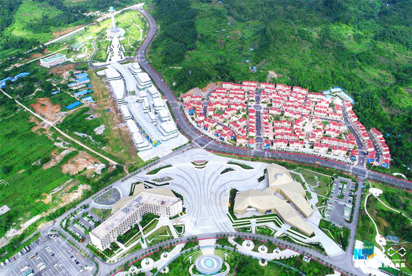 6月28日,新华网无人机航拍的位于贵州平塘的"天文小镇"全景.