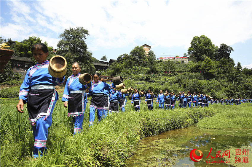 一年一度的侗族翁譜節在貴州省劍河縣敏洞鄉溝洞村舉行，身著盛裝的侗族群眾參加進河浣洗儀式。