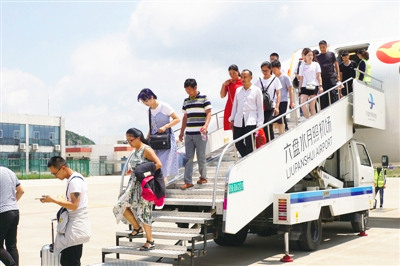 7月12日，游客乘飛機抵達月照機場。
