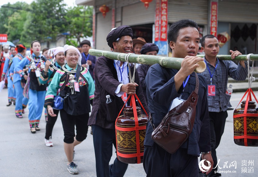 2018年7月18日，貴州省銅仁市鬆桃苗族自治縣大興街道舉行六月六活動，人們在游街。