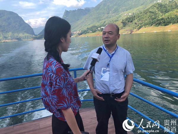 本文作者楊建國在六盤水接受人民網採訪。