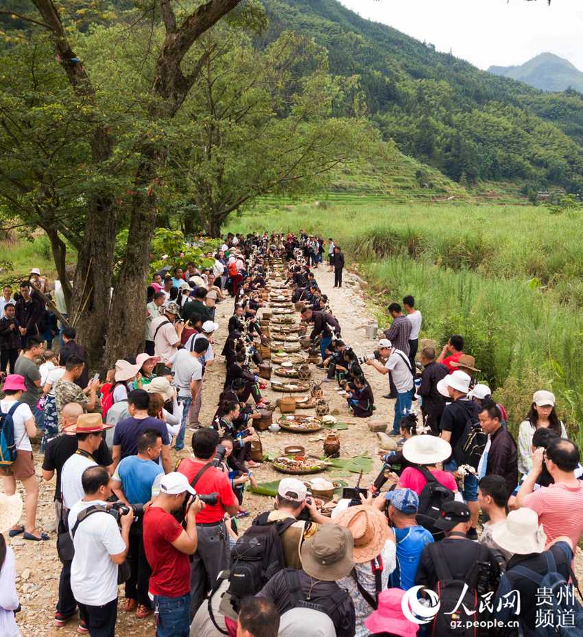 2018年7月26日,在贵州省从江县刚边壮族乡三百河"跳水节"上,壮族同胞