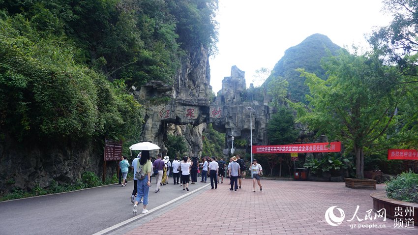 人民网绥阳8月3日电 (孙远桃 李宇)盛夏如期而至,全国各地气温逐渐攀升,其中重庆、湖北、湖南、江西等地气温更是上升到35以上,在大家都在喊热的时候,贵州省遵义市绥阳县红果树景区的热度也再不断增加。 穿行在红果树景区内,峰、瀑、潭、河、岩、洞等景观一应俱全,往来游客络绎不绝,无不感叹大自然的鬼斧神工。好舒服呀!站在天缘洞口的石拱桥上,前到景区避暑的张敏不禁感叹赞叹,一进入景区大门,就能感受到这里天然洞穴里传来的丝丝凉意。 据介绍,红果树景区位于绥阳县大路槽乡,距绥阳县12公里、遵义市42公里、