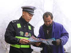 貴州丹寨：交警凝凍路上講安全