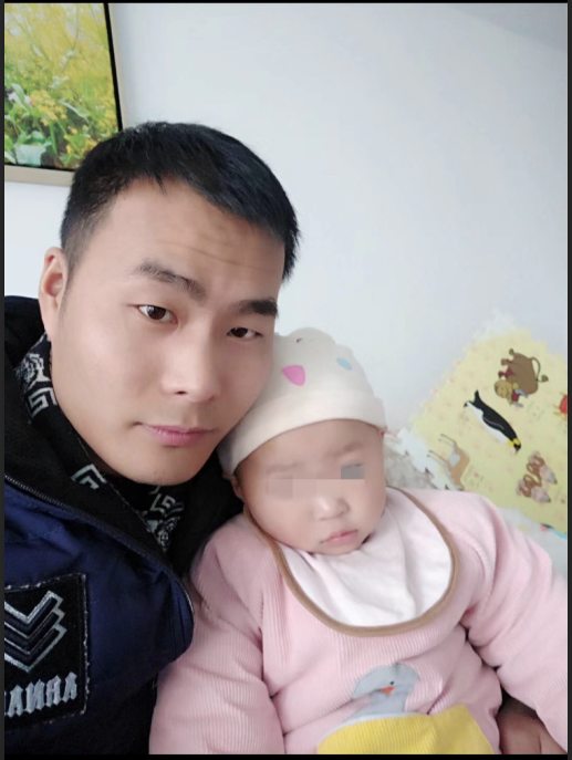 马金涛生前和未满一岁的女儿在一起。