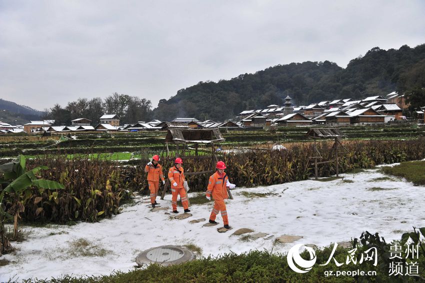 2018年12月31日，在貴州省黔東南州從江縣高增鄉鑾裡村，從江供電局女子特巡隊在巡視觀冰途中。梁光源 攝