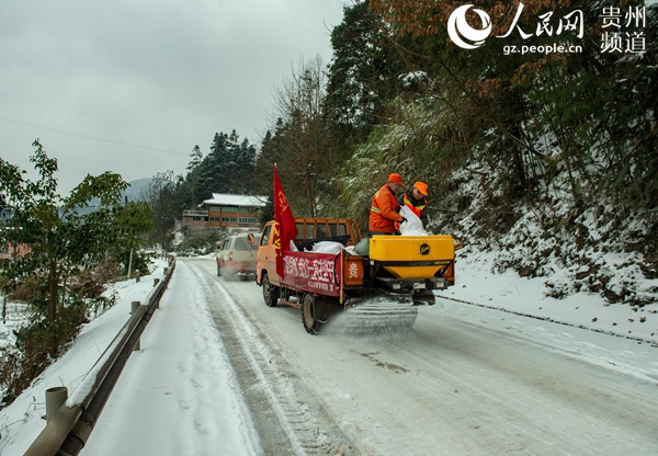 1月1日，台江公路管理段職工在台江縣320國道1849公裡處（方隴路段）洒融雪劑除冰。陳沛亮 攝