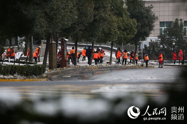2019年1月1日，貴州省凱裡市環衛工人鏟冰除雪。楊仁海 攝