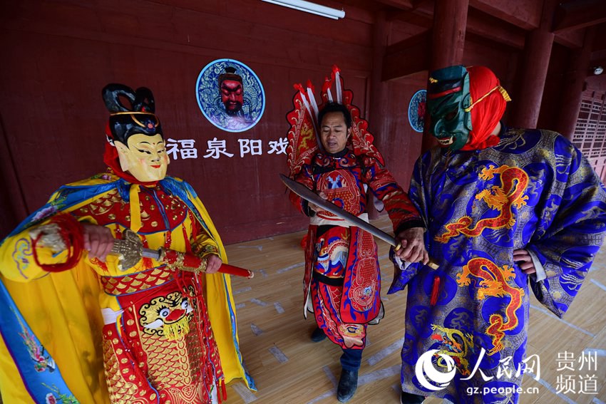 1月16日，福泉阳戏传承人周昌智（中）在指导村民表演阳戏。