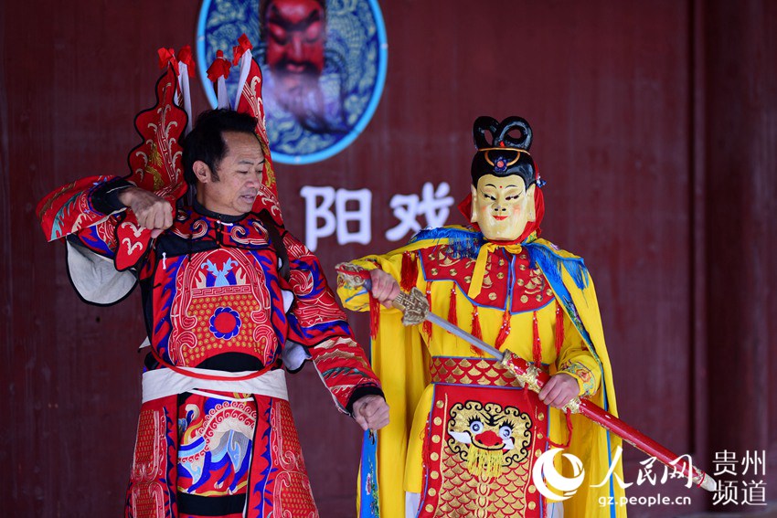 1月16日，福泉阳戏传承人周昌智（左）在指导村民表演阳戏。