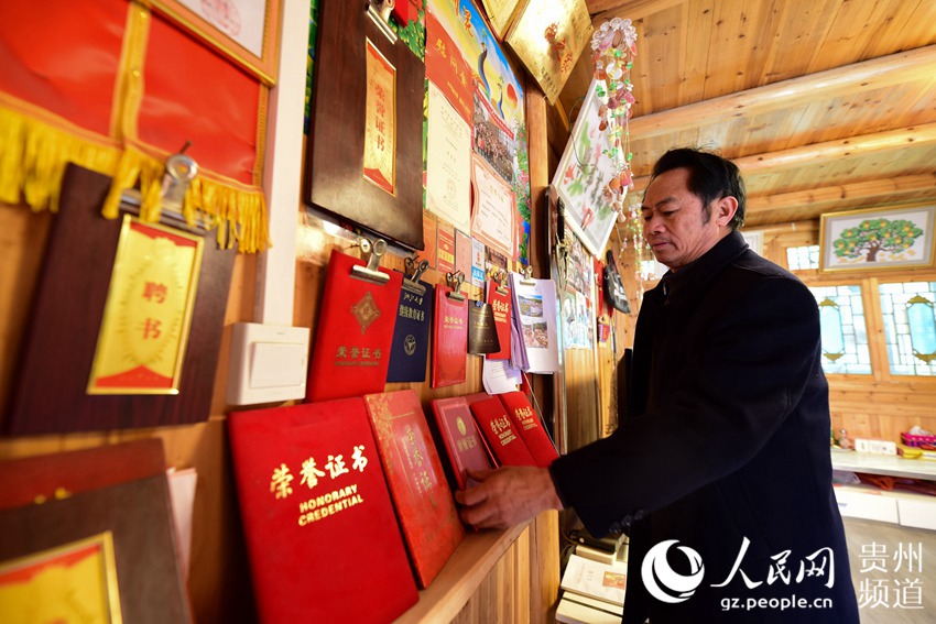 1月16日，福泉阳戏传承人周昌智在家中整理多年来表演和传承福泉阳戏所获得的各类证书。