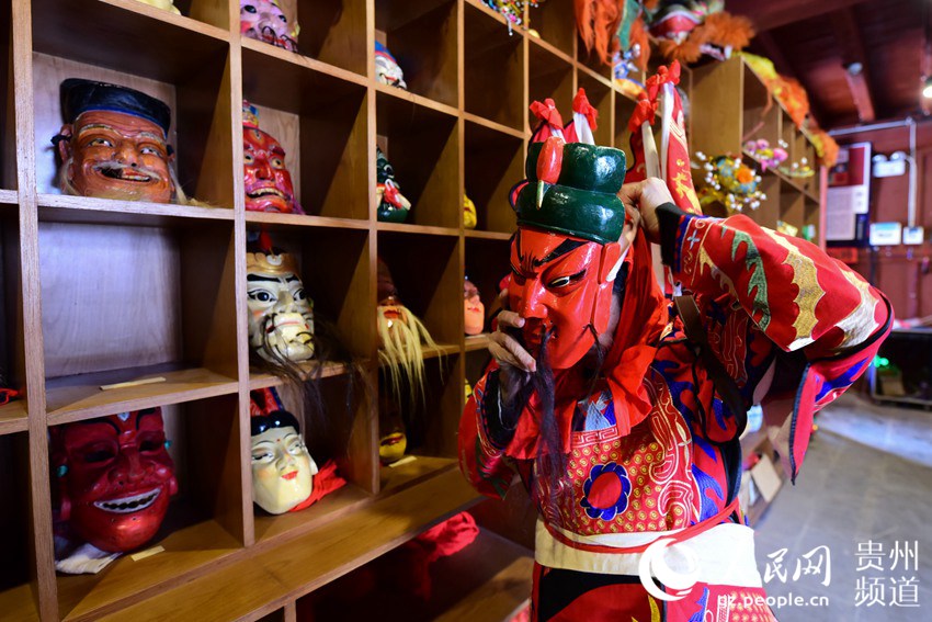 1月16日，福泉阳戏传承人周昌智在佩戴面具。