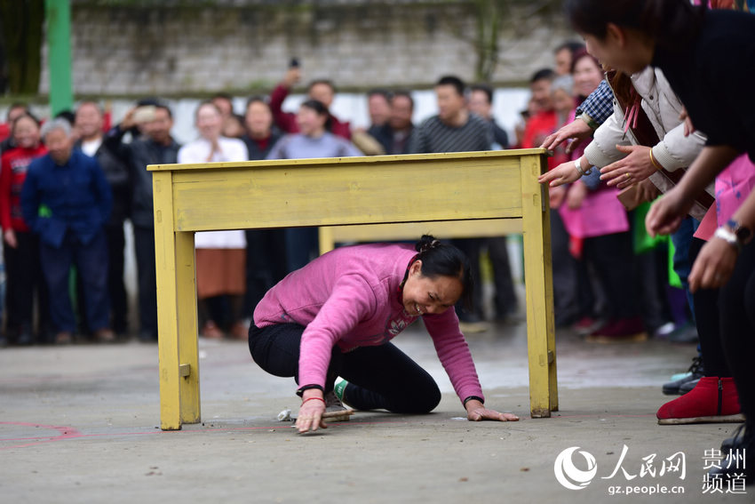 贵州丹寨:趣味活动笑迎"三八"妇女节(高清组图)