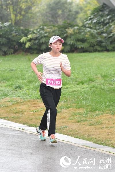 贵阳市直机关2500名女职工跑步健身过三·八